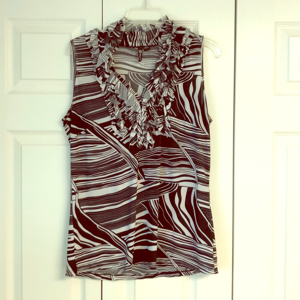 Sleeveless ruffled v-neck top